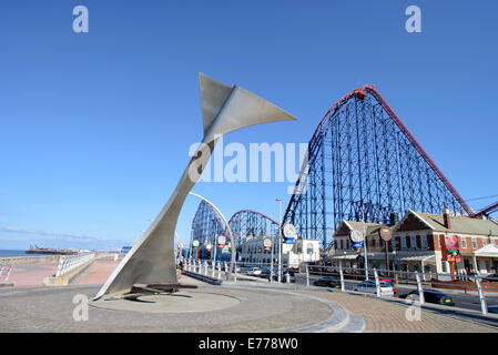 Whale Tail Skulptur auf der Promenade in Blackpool mit dem "Big One"-Achterbahn hinter Stockfoto