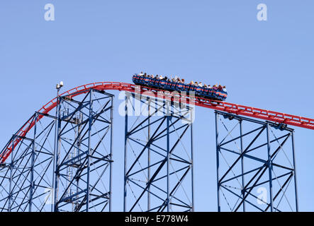 Ein Auto erreicht den höchsten Punkt auf dem großen Achterbahn in Blackpool Pleasure Beach, Blackpool, Lancashire Stockfoto