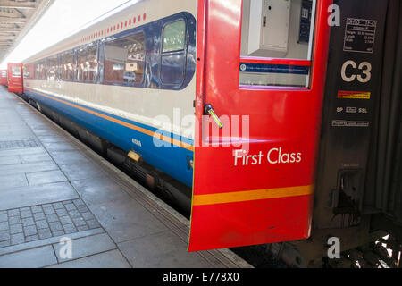 Erste Klasse Waggon auf der East Midlands Trains High Speed Train (HST) am Bahnhof Nottingham, Nottingham, England, Großbritannien Stockfoto