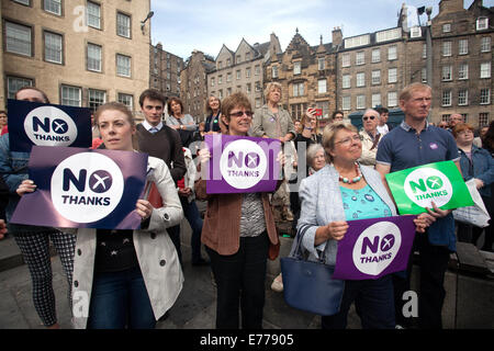 Edinburgh, Schottland. 8. Sep, 2014. Bild zeigt "Nein" hören von Jim Murphy MP Wähler weiterhin seine "100 Straßen in 100 Tagen" tour in Grassmarket Gegend von Edinburgh vor dem versoffen Referendum, UK Credit: Jeff Gilbert/Alamy Live News Stockfoto