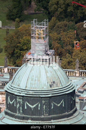 Potsdam, Deutschland. 08. Sep, 2014. Zwei der drei Grazien wurden in der Kuppel des neuen Palais in den königlichen Park Sanssouci in Potsdam, Deutschland, 8. September 2014 installiert. Die Gruppe wurde auf den Palast Kuppel nach einer umfangreichen Restaurierung neu installiert. Foto: RALF HIRSCHBERGER/DPA/Alamy Live-Nachrichten Stockfoto