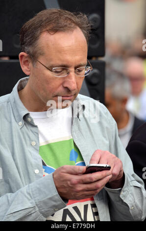 Andy Schlachtung MP (Labour, Hammersmith) bei einer Kundgebung auf dem Trafalgar Square gegen die Privatisierung des National Health Service, achtern Stockfoto