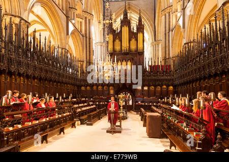 Die St Hughs Chor singen, das Innere der Kathedrale von Lincoln, Lincoln, Lincolnshire UK Stockfoto