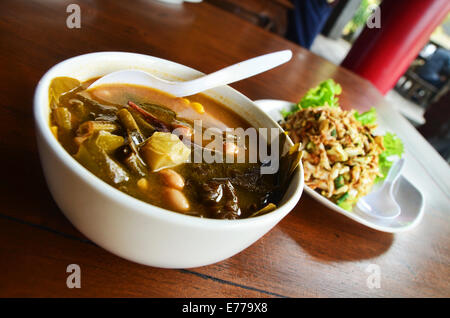 Eine Schüssel mit beliebten indonesischen Tamarind Gericht, Sayur Asam Stockfoto