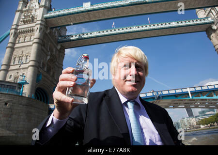 London, UK. 8. Sep, 2014. Londoner Bürgermeister Boris Johnson mit einer Flasche Wasser aus der Quelle der Themse mit Tower Bridge als Kulisse. Die Flasche wurde von Hunderten von Menschen vermitteln die Flasche von der Quelle bis zur Mündung der Themse in der Olympischen Fackel Mode durchgeführt. Ein Highlight ganz Themse, die neue einmonatigen Förderung des Flusses und am Flussufer Veranstaltungen vom Thames Festival Trust geliefert. Bildnachweis: Michael Kemp/Alamy Live-Nachrichten Stockfoto