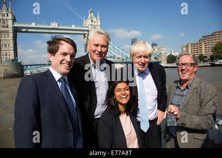 London, UK. 8. Sep, 2014. Londoner Bürgermeister Boris Johnson mit Derek Ray-Hill (Business Development Director von London First), Robert Gordon Clark (Vorsitzender des Thames Festival Trust), Munira Mirza (stellvertretende Bürgermeisterin für Bildung und Kultur) und Adrian Evans (Director of total Thames), hält eine Flasche Wasser aus der Quelle der Themse mit Tower Bridge als Kulisse. Die Flasche wurde von Hunderten von Menschen vermitteln die Flasche von der Quelle bis zur Mündung der Themse in der Olympischen Fackel Mode durchgeführt. Ein Highlight ganz Themse, der neue Monat-langen Förderung des Flusses © Michael K Stockfoto