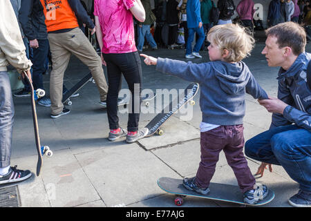 Vater und Sohn an der Southbank Skatepark, Southbank Centre, London, England, Vereinigtes Königreich Stockfoto