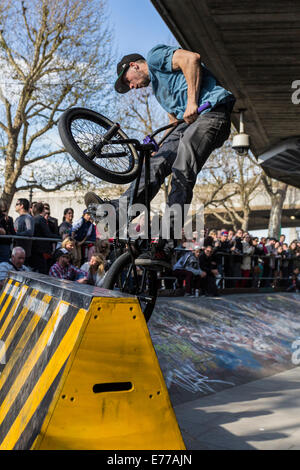 BMXer am Southbank Skatepark, Southbank Centre, London, England, Vereinigtes Königreich Stockfoto