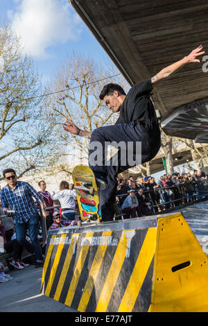 Skateboarder am Southbank Skatepark, Southbank Centre, London, England, Vereinigtes Königreich Stockfoto