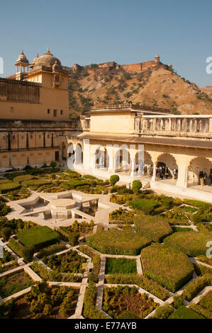 Garten im Stil Mughal, dritten Burghof, Amber Fort, Jaipur, Rajasthan, Indien Amber Fort, Jaipur, Rajasthan, Indien. Stockfoto