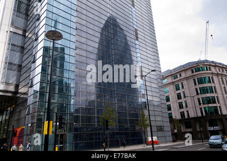 Die Gurke spiegelt sich in einem Gebäude, London Stockfoto