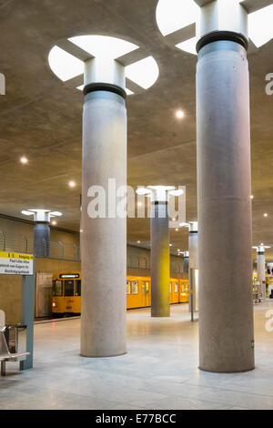 Zug am Bahnsteig im u-Bahnhof Bundestag in Berlin Deutschland Stockfoto