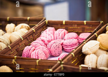 Macarons-Sortiment in einem Weidenzweigen Boxen. Horizontalen Schuss mit selektiven Fokus Stockfoto
