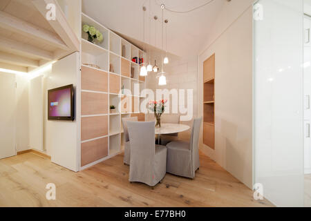 Platz für ein Essen im kleinen Stadtwohnung mit einem runden Tisch in der Ecke Stockfoto