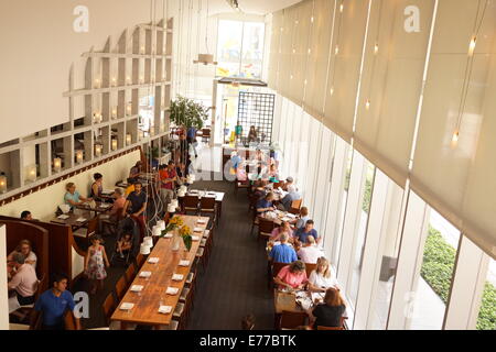 Chef José Andrés / Restaurant Zaytinya das Innere der aus oberen hinteren Tabellen zu sehen. Washington, D.C. Stockfoto