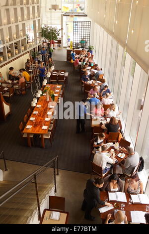 Chef José Andrés / Restaurant Zaytinya das Innere der aus oberen hinteren Tabellen zu sehen. Washington, D.C. Stockfoto
