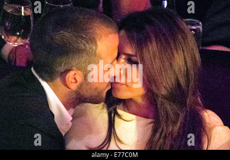 Hamburg, Deutschland. 07. Sep, 2014. Sabia Boulahrouz und Rafael van der Vaart küssen während der Gala "Nacht des Legendsa 2014" in Hamburg, Deutschland, 7. September 2014. Foto: Daniel Reinhardt/Dpa/Alamy Live News Stockfoto