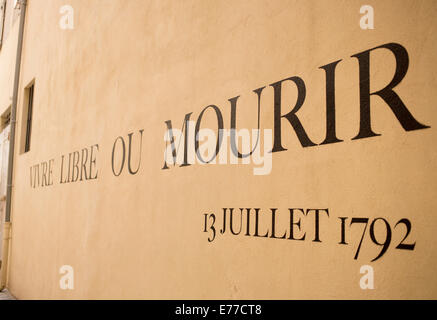 Revolutionäre Slogan auf einem Museumswand in Marseille Stockfoto