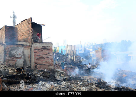 Sao Paulo, Brasilien. 8. Sep, 2014. Anwohner sammeln Habseligkeiten auf den Trümmern einer verbrannten Favela im Süden von Sao Paulo, Brasilien, am 8. September 2014. Ein Feuer, das hier am Sonntagabend begann obdachlos 600 Familien. Noch wurden keine Verletzten gemeldet. Bildnachweis: Rahel Patras/Xinhua/Alamy Live-Nachrichten Stockfoto