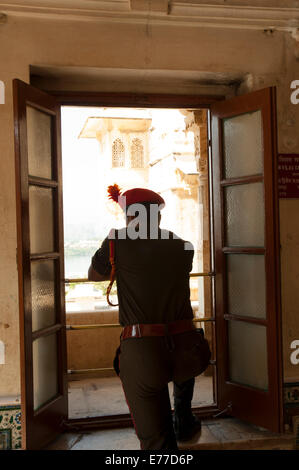 Polizist mit Blick vom Stadtschloss, Udaipur, Rajasthan, Indien. Stockfoto