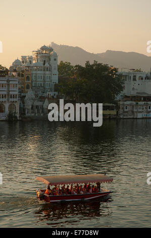 Kleines Boot am Lake Pichola, Udaipur, Rajasthan, Indien. Stockfoto