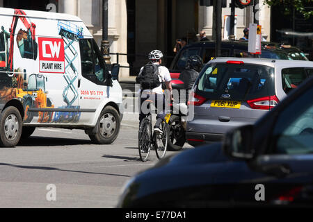 Ein Radfahrer unterwegs unter Verkehr in London Stockfoto