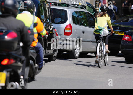 Ein Radfahrer unterwegs unter Verkehr in London Stockfoto