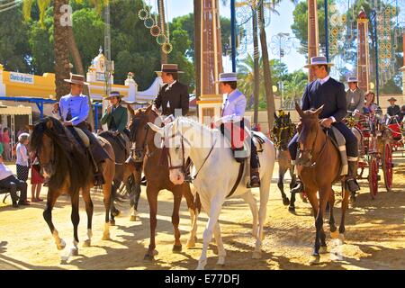 Spanische Reiter in Tracht, jährliche Pferdemesse, Jerez De La Frontera, Provinz Cadiz, Andalusien, Spanien Stockfoto