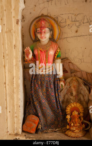 Statue in einem kleinen Schrein, Monkey Temple, Jaipur, Rajasthan, Indien. Stockfoto