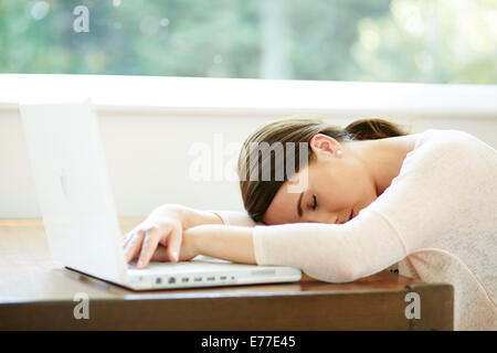 Müde Mädchen von zu Hause aus arbeiten Stockfoto