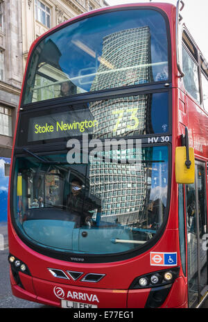 Der Center-Point-Turm spiegelt sich in der Windschutzscheibe von einem Londoner Bus in WC1, New Oxford Street, London, England. Stockfoto