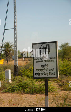 Trainieren Sie Kreuzung Zeichen in Englisch und Hindi, Rajasthan, Indien. Stockfoto