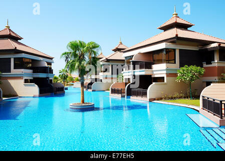 Die Luxus-Villen im Thai-Stil-Hotel auf der künstlichen Insel Palm Jumeirah, Dubai, Vereinigte Arabische Emirate Stockfoto