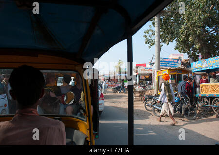 Blick von innen ein Tuk-Tuk (Auto-Rikscha), Pushkar, Rajasthan, Indien. Stockfoto