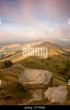 Blick über den großen Grat in Richtung Mam Tor Edale Derbyshire Stockfoto