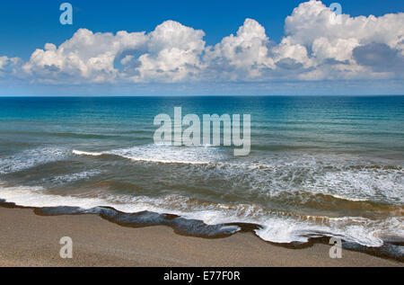 Sommertag am Strand der Nordsee bei Weybourne Norfolk UK Stockfoto