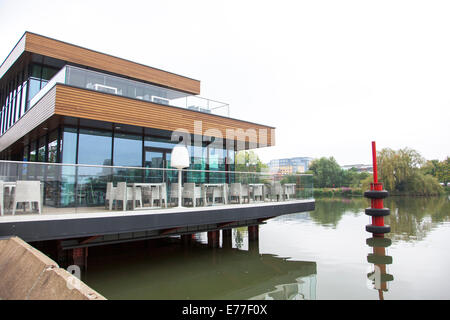 Modernes Gebäude am Wasser in Lincoln, England Stockfoto