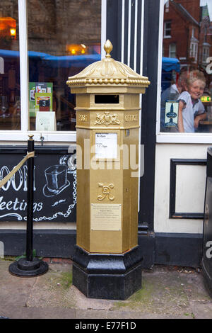 Briefkasten in Lincoln, England gemalt Gold, Sophie Wells, Goldmedaillengewinner bei den Olympischen Spielen 2012 in London zu feiern Stockfoto