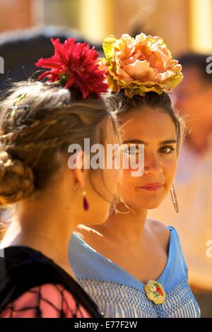 Mädchen in spanische Tracht, jährliche Pferdemesse, Jerez De La Frontera, Provinz Cadiz, Andalusien, Spanien Stockfoto