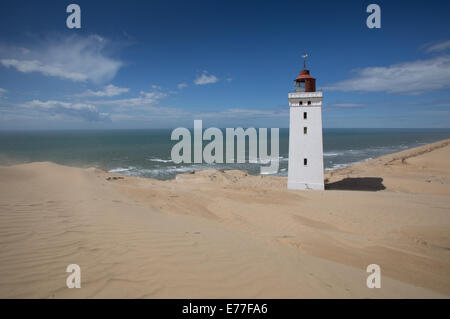 Rubjerg Knude Leuchtturm an der Küste der Nordsee in Jütland Dänemark. Der Leuchtturm ist heute stillgelegt. Stockfoto