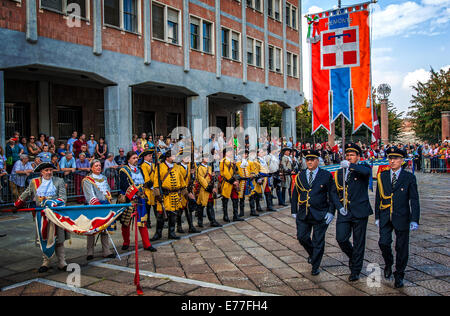 Turin, Italien. 7. Sep, 2014. Reenactment der Belagerung von Turin 1706 Piazza S. Giovanni das Banner der Region Piemont: wirklich Easy Star/Alamy Live News Stockfoto