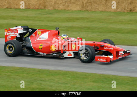 Der Ferrari F60 Formel 1, Grand Prix Rennwagen. Rennen beim Goodwood Festival of Speed, bergauf Stockfoto