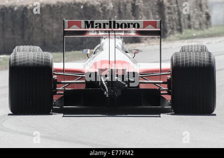 Der McLaren MP4/4 war ein erfolgreicher F1-Wagen, der in der Saison 1988 von Ayrton Senna und Alan Prost gefahren wurde. Bild mit entsättigter Sättigung. Rückansicht Stockfoto