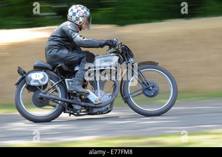 Der Norton International oder Cammy Norton ist ein OHC-Motorrad (Overhead Cam) von Norton Motors Ltd zwischen 1931 und 1957. Rennen beim Goodwood Festival Stockfoto