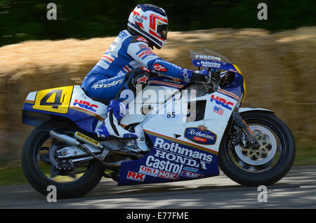 Freddie Spencer fuhr mit der Honda NSR500, die er zum Sieg in der 1985 500 ccm-Weltmeisterschaft fuhr. Rennen beim Goodwood Festival of Speed Stockfoto