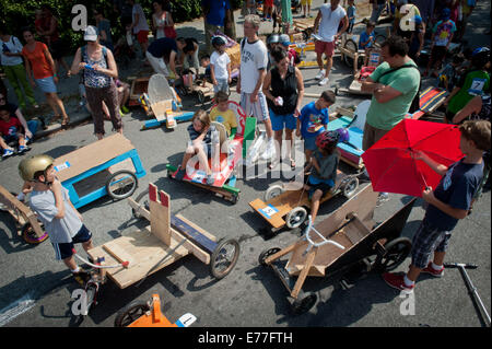 Brooklyn, New York, USA. 6. Sep, 2014. Teilnehmer montieren zu Beginn des Open Source Gallery jährlichen Sommer Seifenkistenrennen, Samstag, 6. September 2014. © Bryan Smith/ZUMA Draht/Alamy Live-Nachrichten Stockfoto