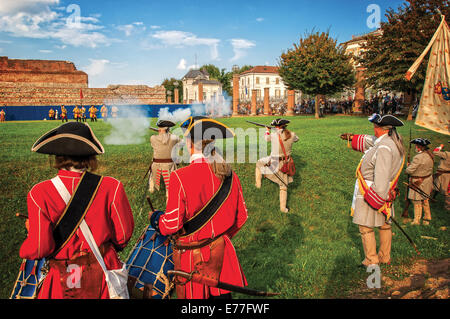 Turin, Italien. 7. Sep, 2014. Reenactment der Belagerung von Turin 1706-Gärten von Porte Palatine Erfüllungsort die Nachstellung der Schlacht, wo die piemontesischen gelang es Ihnen, die französische Credit zu besiegen: wirklich Easy Star/Alamy Live News Stockfoto