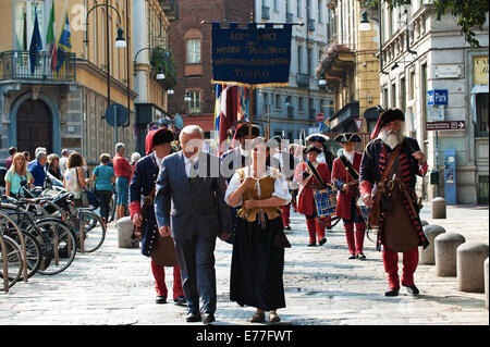 Turin, Italien. 7. Sep, 2014. Reenactment der Belagerung von Turin 1706 - die Parade in der Nähe von Piazza s. Giovanni Credit: wirklich Easy Star/Alamy Live News Stockfoto