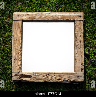Rustikale alte Grunge Holzrahmen auf Rasen, leeren Raum für Text. Stockfoto