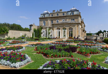 Italienische Gärten im Wrest Park, Großbritannien; das Herrenhaus im Hintergrund, Silsoe, Bedfordshire, Großbritannien Stockfoto